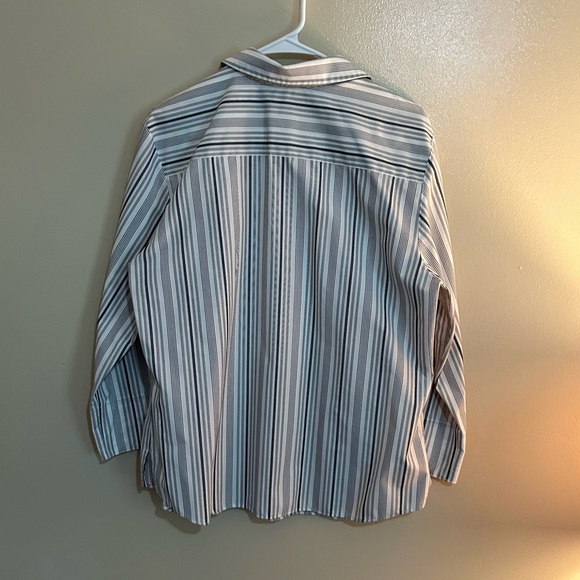 Like new blouse - Picture 2 of 3